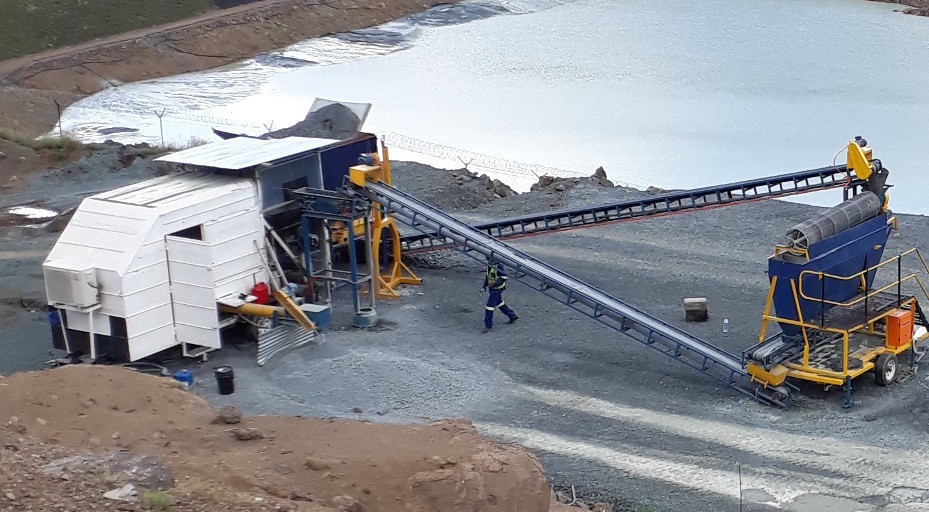 Processing plant with conveyor against Northern Cape hills