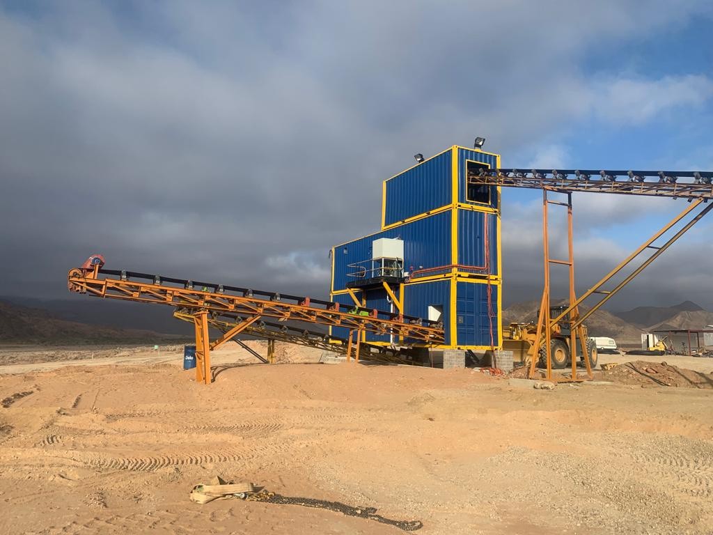 Blue processing modules and a yellow conveyor on a Northern Cape mine yard